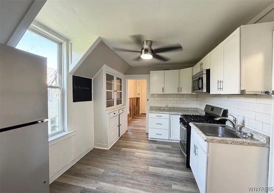 3 bed, 1.0 bath, 2532 sqft, $1,295 — Photo 2