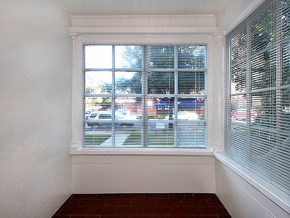 4th image of 419 Forest Ave