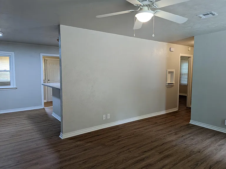 1027 W Apache St — Photo 3