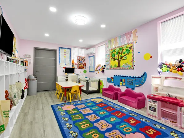 726 Manor Court image 2 of 29