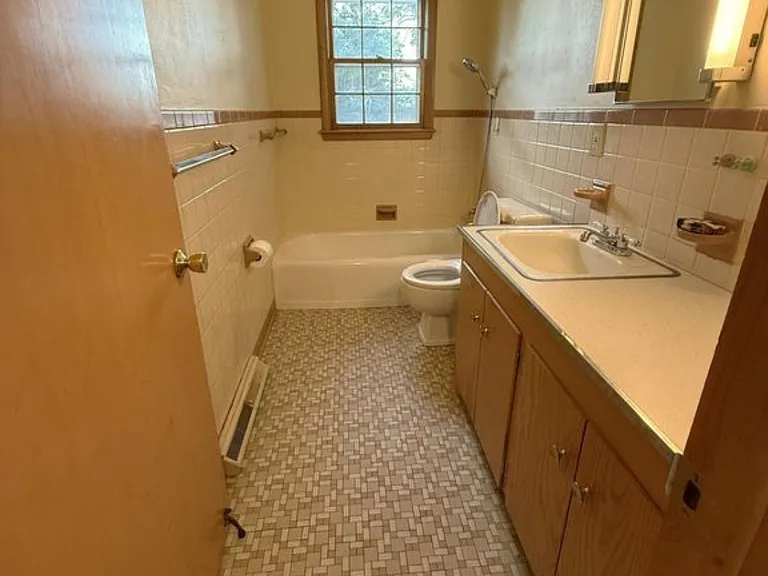 708 W Texas Ave — Photo 10