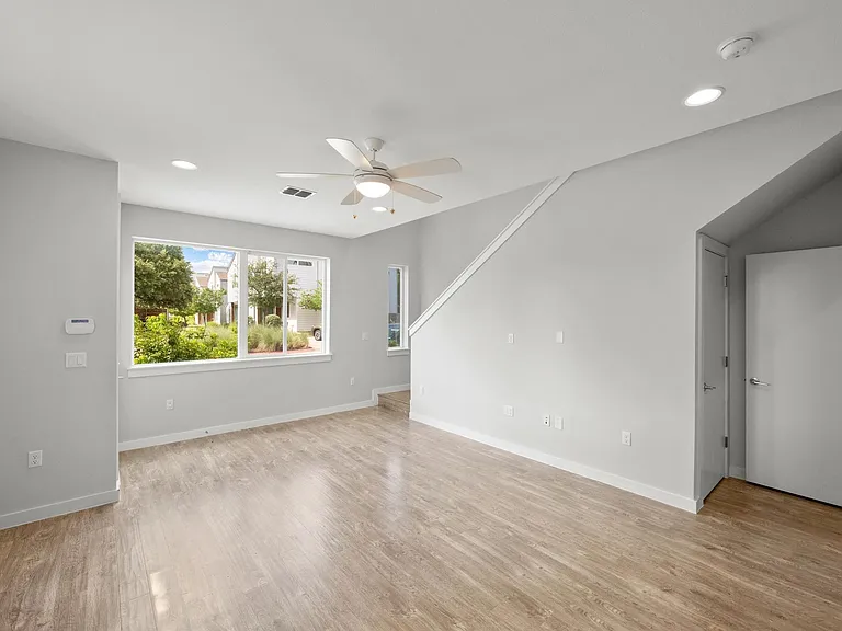 801 N Bluff Dr #17 — Photo 5