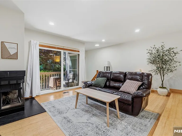 546 Windsor Dr — Photo 12