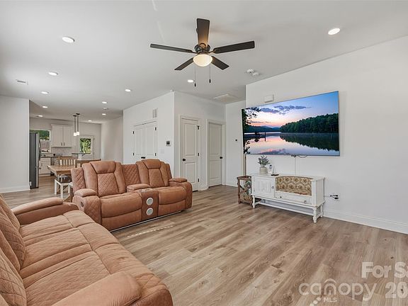 5th image of 701 E 3rd Ave