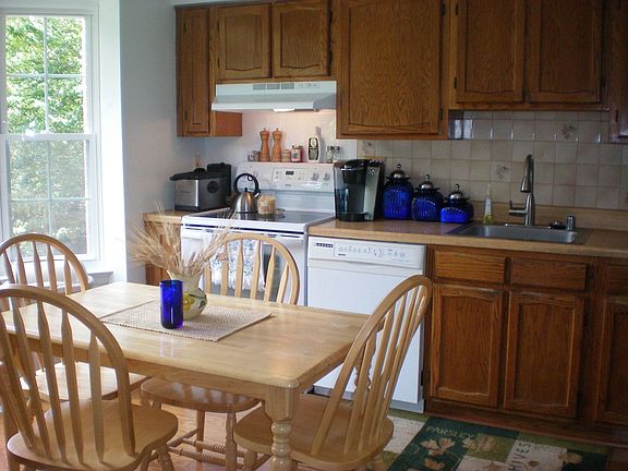 kitchen w/ bay window!