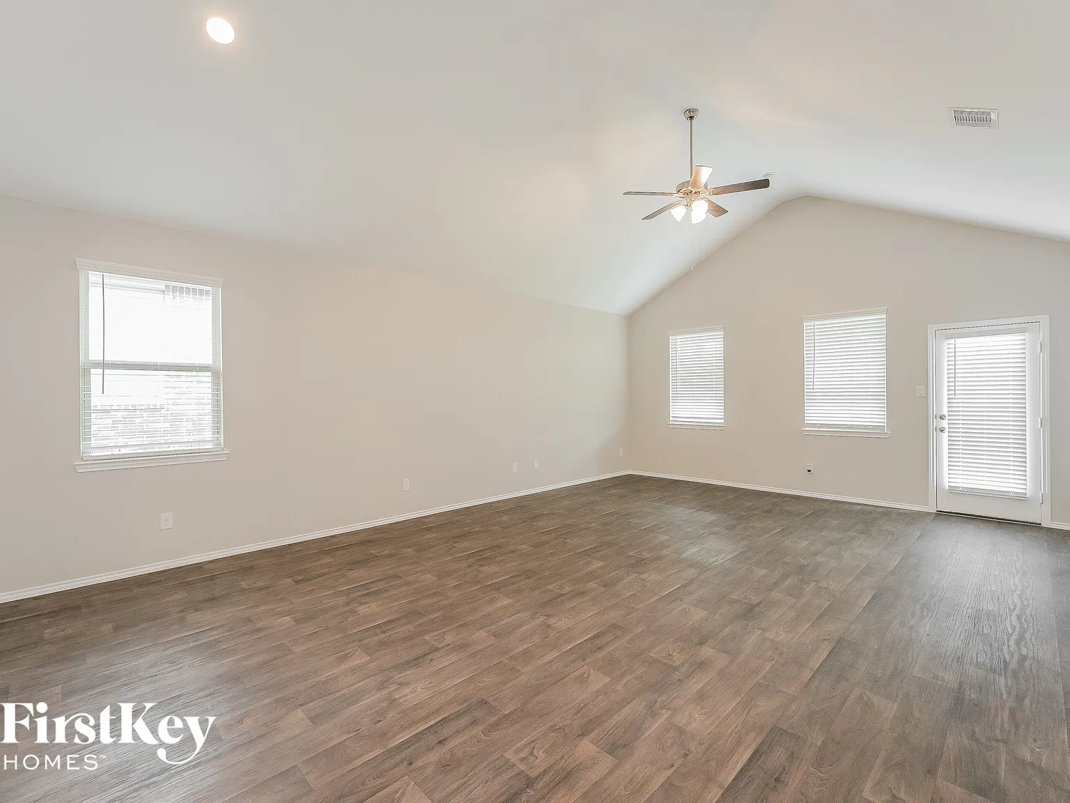 4 bed, 2.0 bath, 2124 sqft, $2,350 — Photo 2