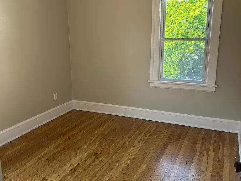 17416 Woodford Ave — Photo 22