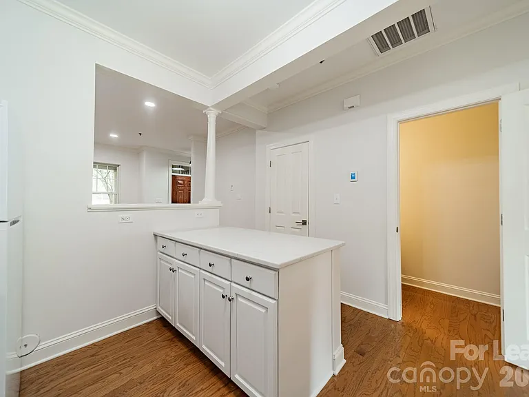 642 E 9th St — Photo 13