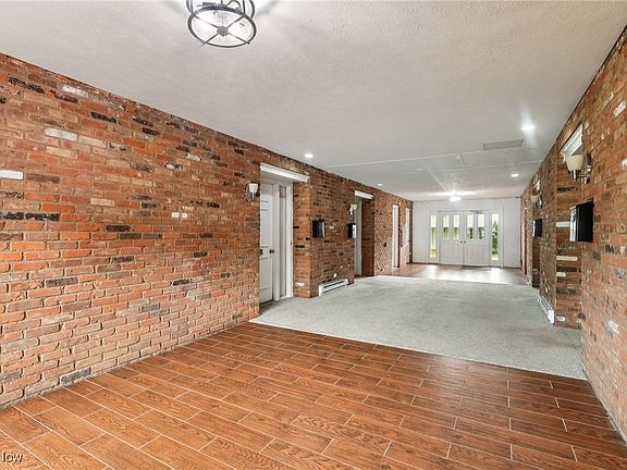 3rd image of 16 Meadowlawn Dr Unit 2