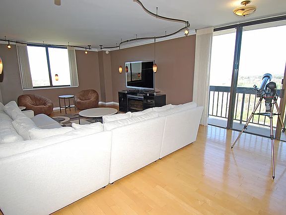 3rd image of 27010 Grand Central Pkwy APT 18N