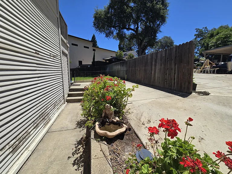 4072 Howard St #1 — Photo 10