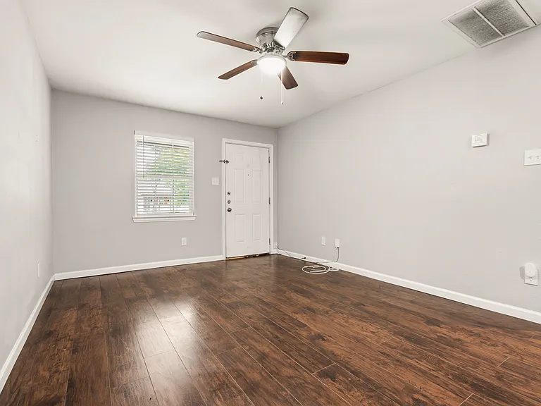 417 NE 18th St — Photo 3