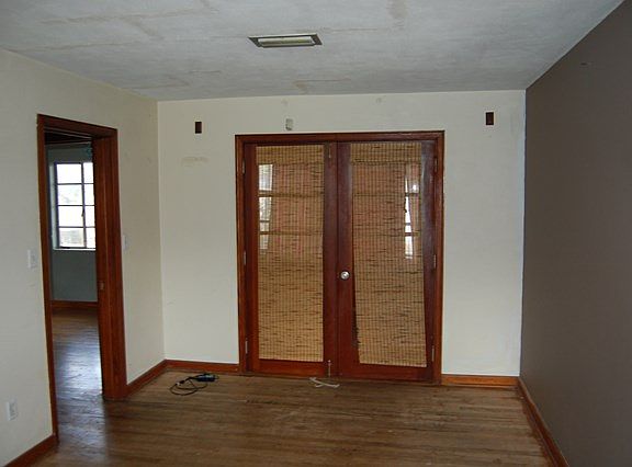 4th image of 418 NE 1st St
