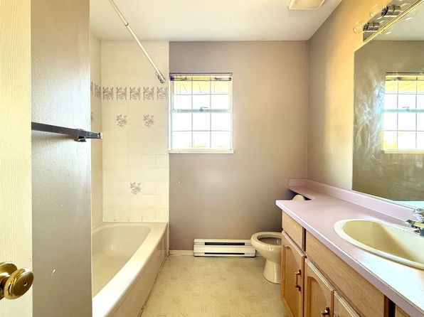 4 bedroom rental in Surrey — photo 12