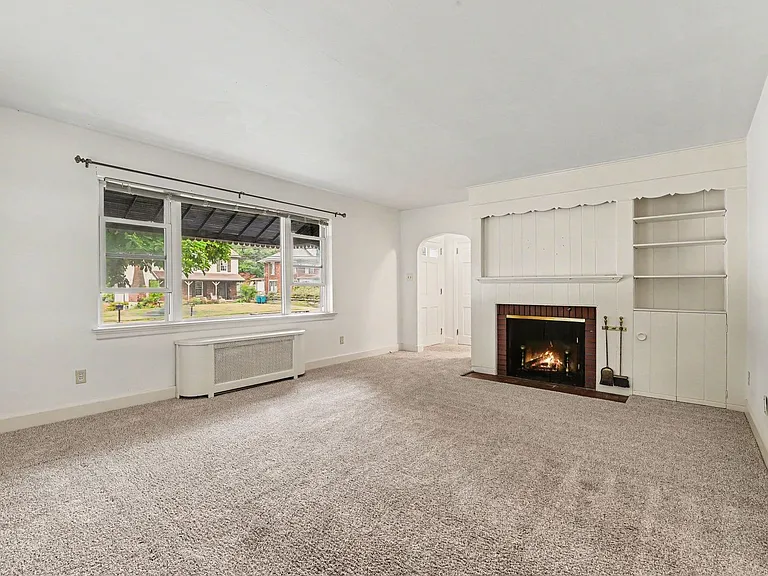 125 W Governor Rd — Photo 6