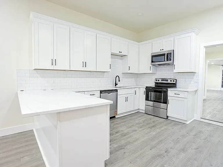 535 Austin St — Photo 13