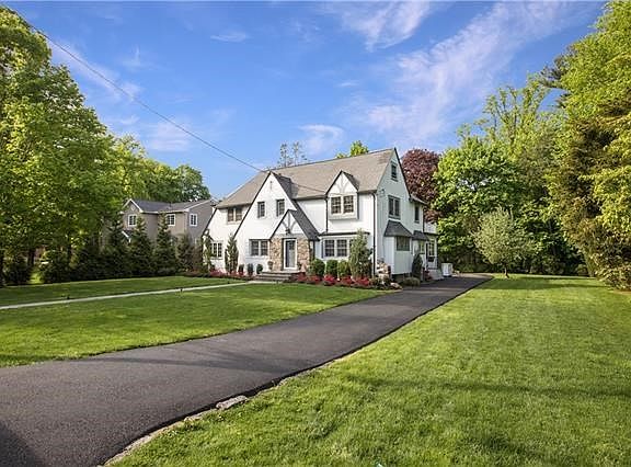 Great side yard to throw a good ball or set up a soccer net!