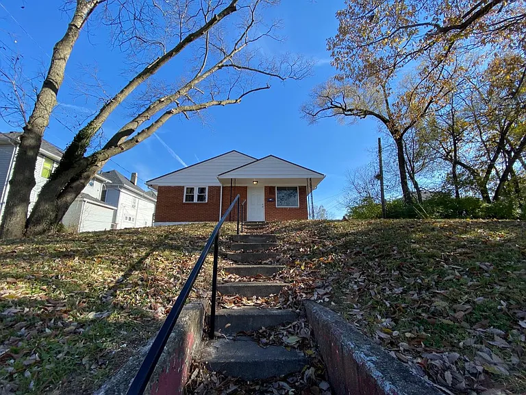 814 Easton St — Photo 12