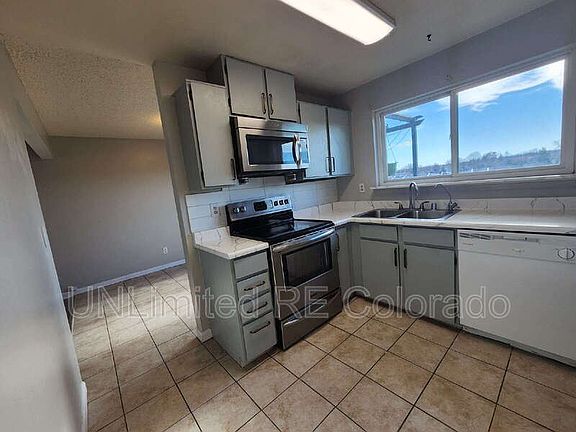 3rd image of 986 Croke Dr