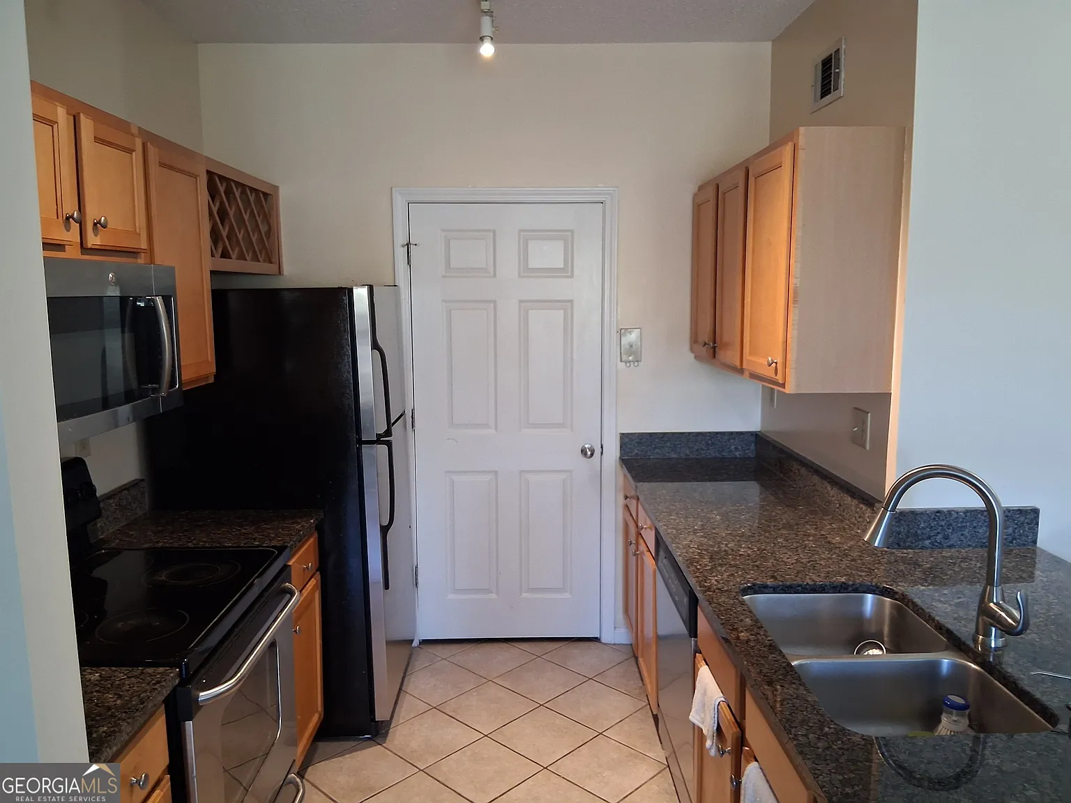 3 bed, 2.0 bath, 1394 sqft, $2,295 — Photo 2