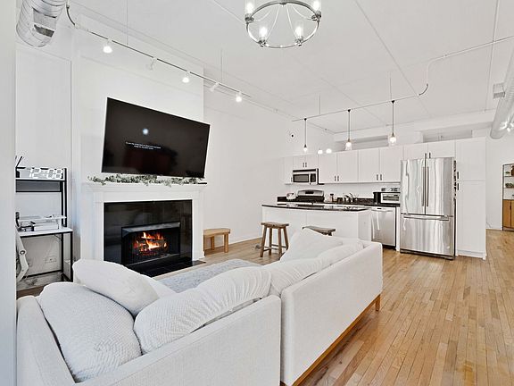 4th image of 1635 W Belmont Ave APT 207
