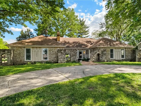 12405 Pine Valley Dr, Kansas City, KS 66109