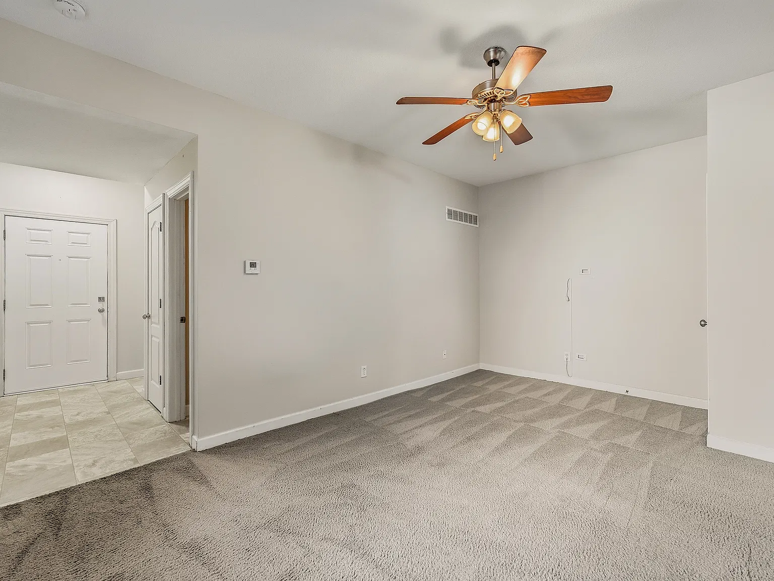 3 bed, 2.5 bath, 1422 sqft, $1,650 — Photo 2