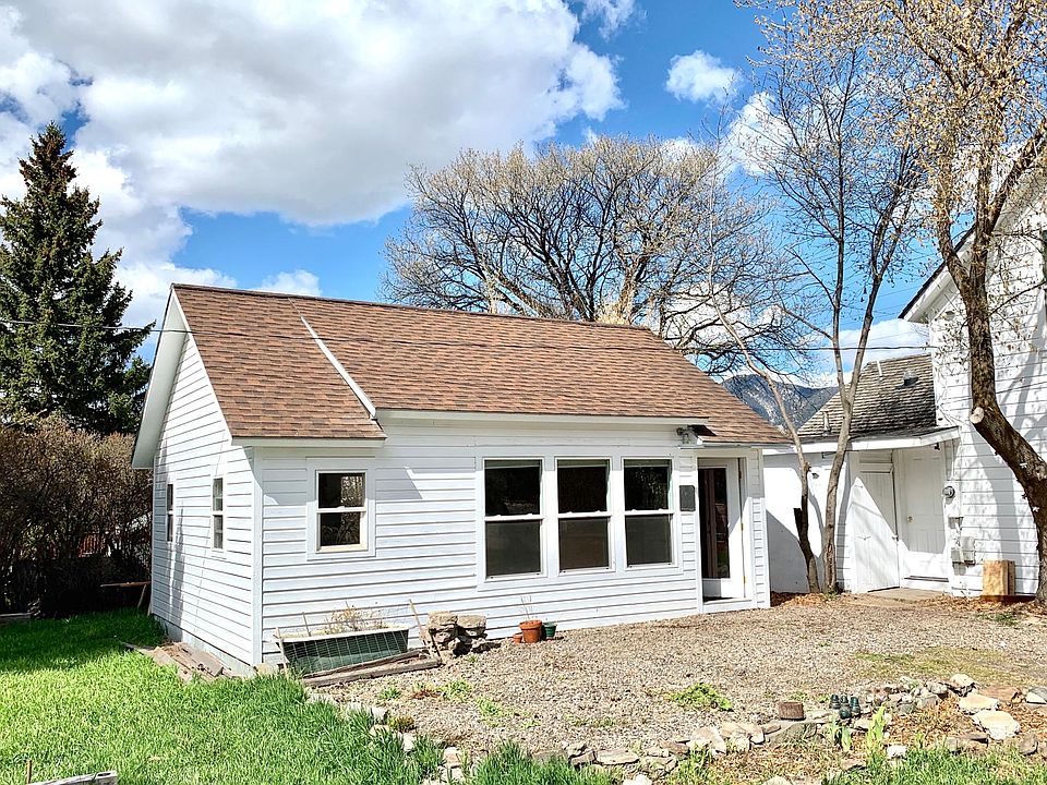 Streetside of the studio. Private yard is around the left. On the right is the home of owners Amy and Chris.