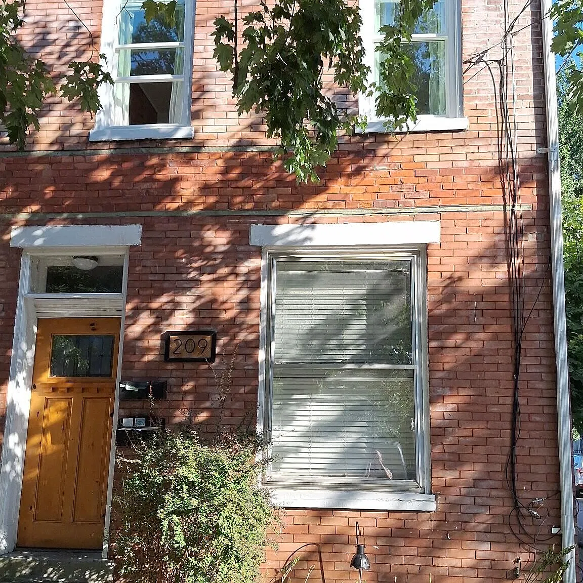 3 bed, 1200 sqft, $1,400 — Photo 1