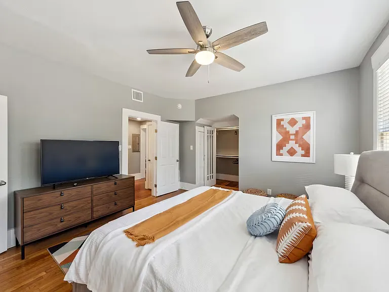 827 W Agarita Ave #1 — Photo 8