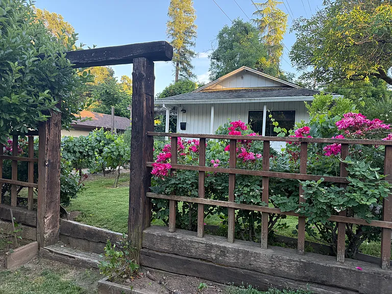 129 Rose Ln — Photo 2