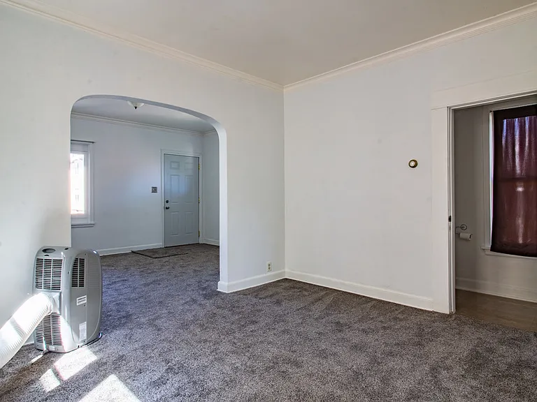 1612 Baxter Ave — Photo 5
