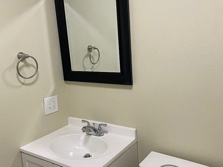 2404 W Maud St #3 — Photo 8
