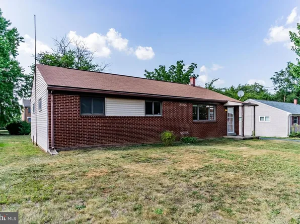 11 Dulles Dr W, Camp Hill, PA 17011