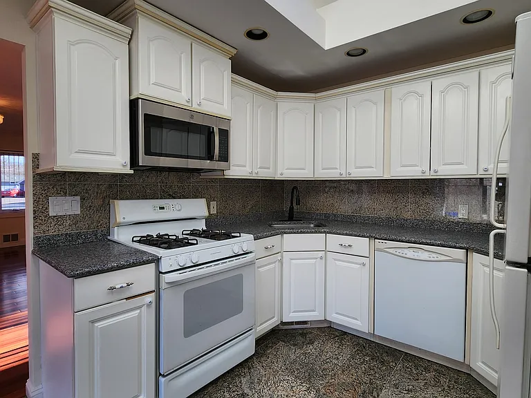 1029 Merriam Rd — Photo 7