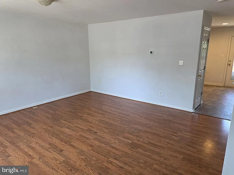 404 Pendleton Ln — Photo 4