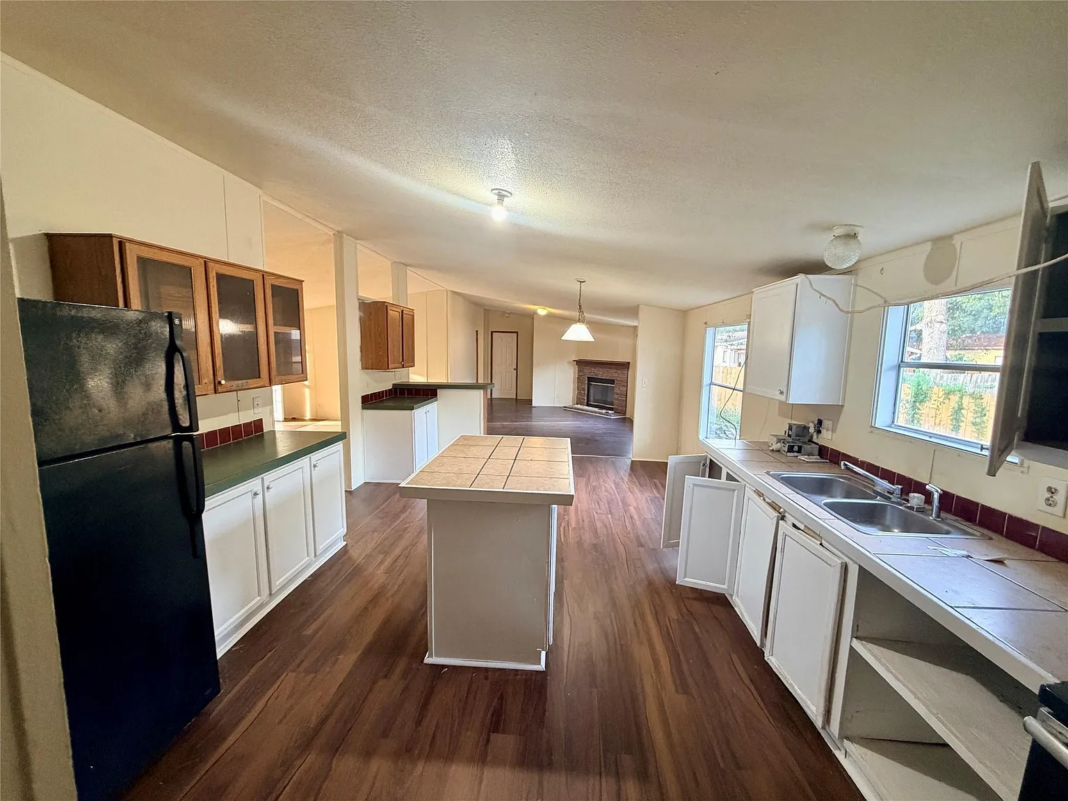4 bed, 2.0 bath, 2128 sqft, $1,650 — Photo 2