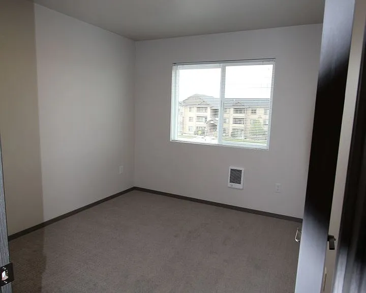 1035-1037 Greenfield Dr — Photo 13