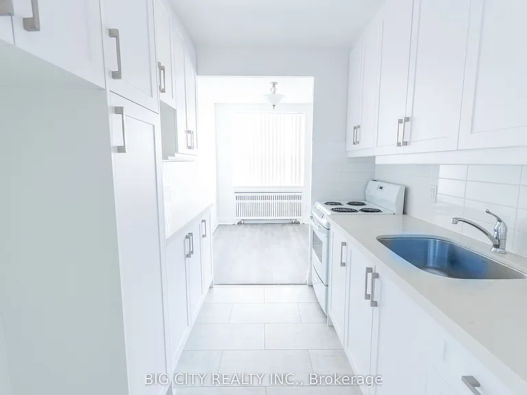 29 Upper Canada Dr #412 — Photo 3