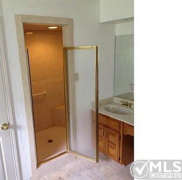 Master Bath w/walk in Shower
