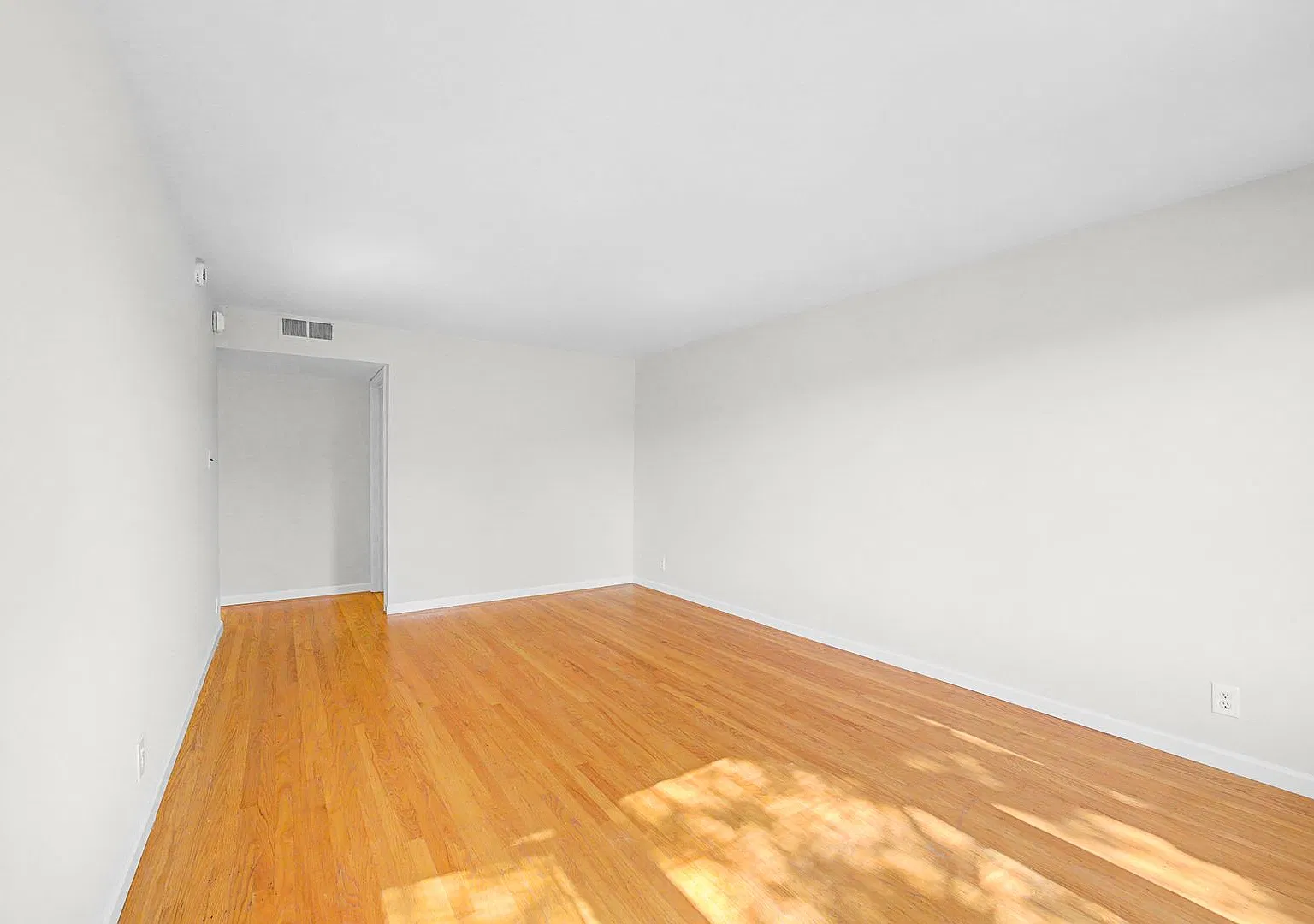 425 Euclid Avenue (1077r) — Photo 4