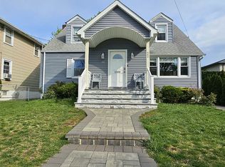 582 Grant Pl, Cedarhurst, NY 11516