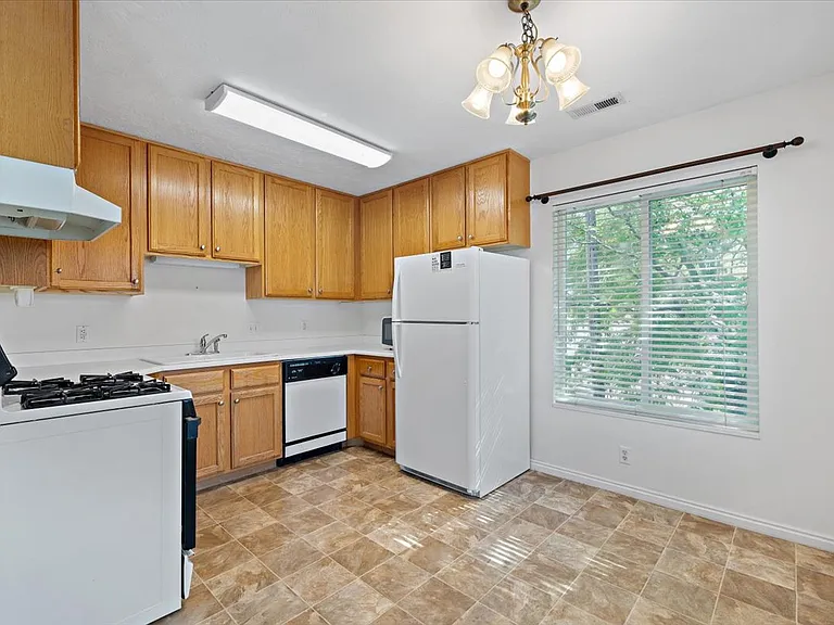 259 N 300 W #33 — Photo 10