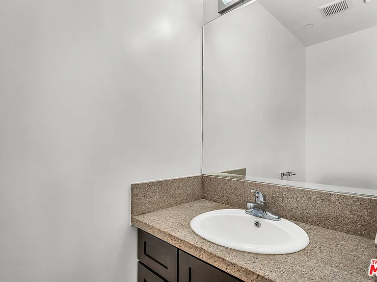 7338 Balboa Blvd #6 — Photo 9