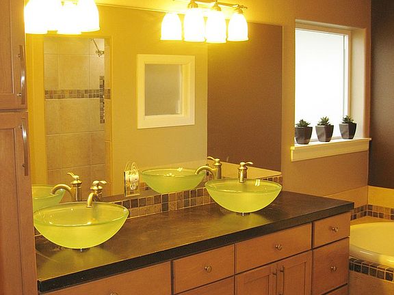 Beautiful Master Bath Suite!
