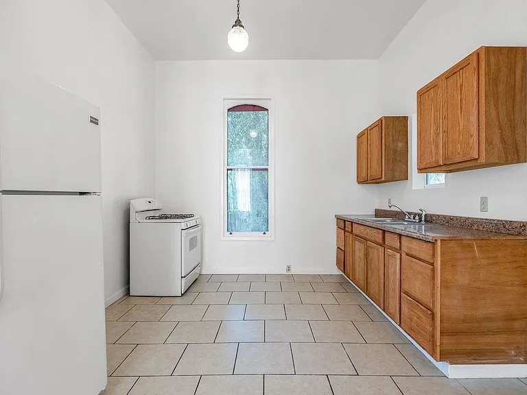 500 N Harris St — Photo 8