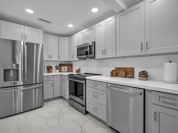 4th image of 215 NE 17 Avenue