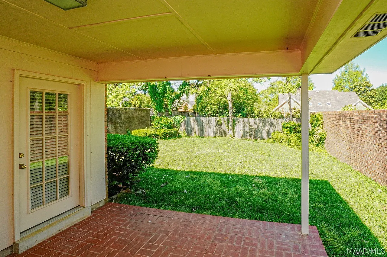 3 bed, 2.0 bath, 1868 sqft, $1,900 — Photo 2