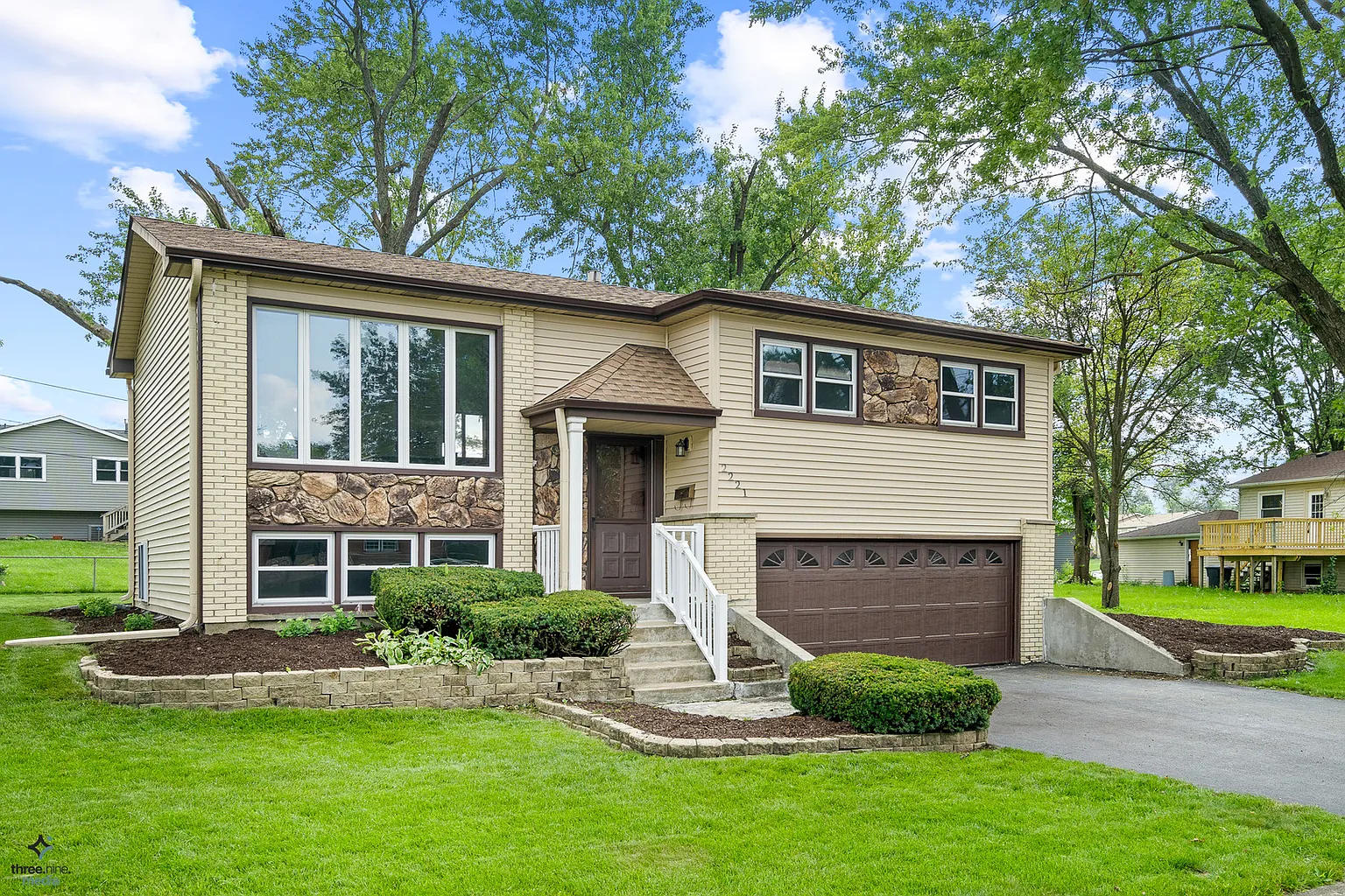 2221 Crabtree Ave photo 1