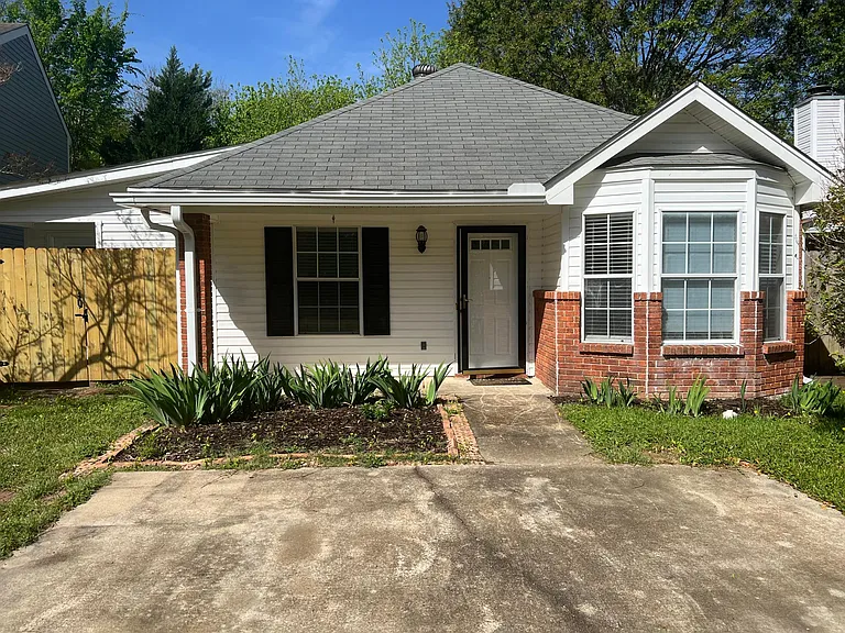 3013 Willow Dr — Photo 1